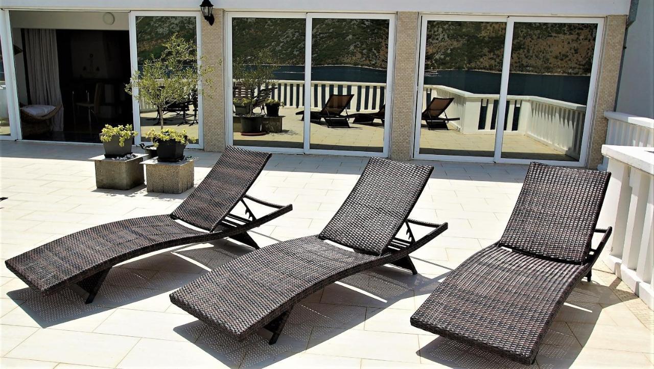 Penthouse Stoliv: Beachfront Spa Villa with Private Jetty Kotor Exterior photo